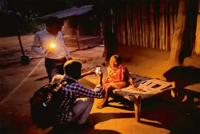 सुकमा के गांवों में दिन में भी था नक्सलियों का डर, वहां देर रात बन रहे आयुष्मान कार्ड