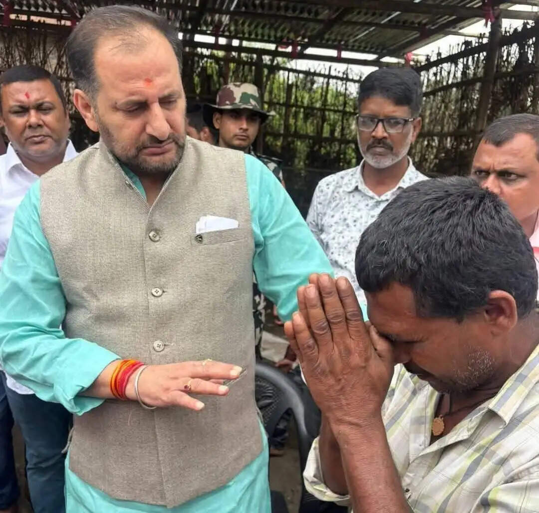 छातापुर में वज्रपात से युवक की मौत, विधायक नीरज सिंह बबलू ने परिजनों को सौंपा सहायता चेक