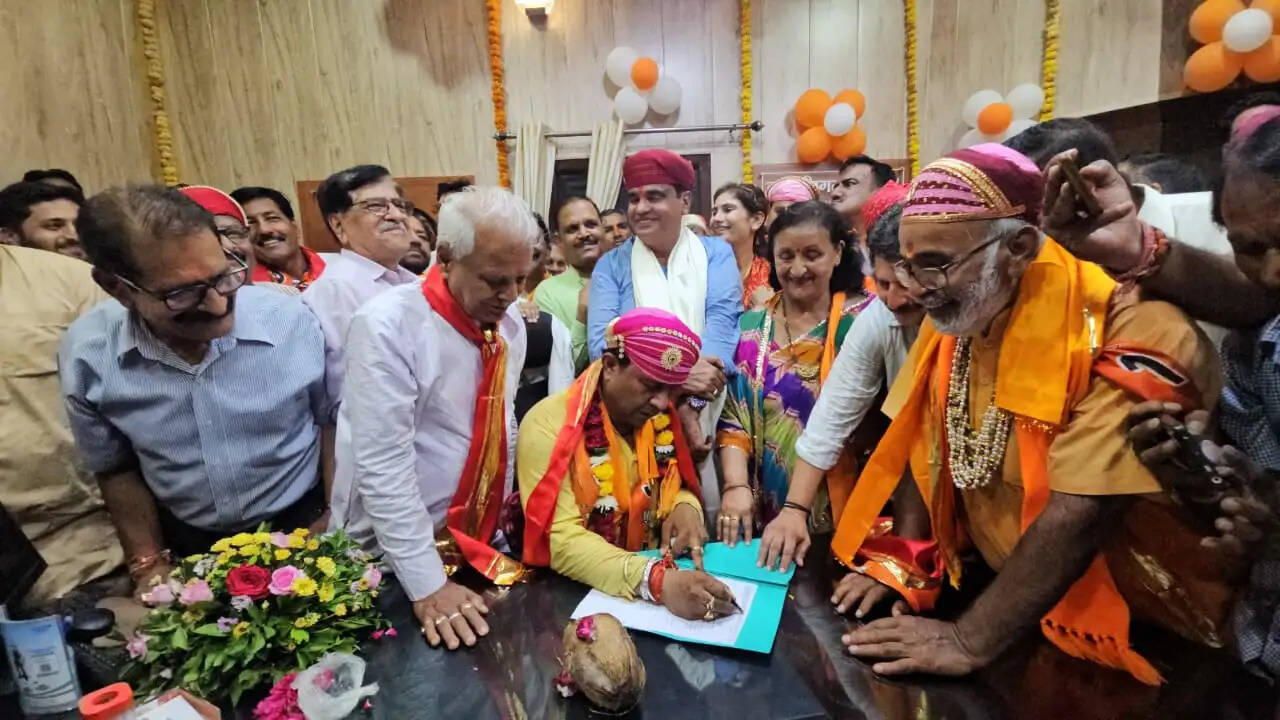 शुभ मुहूर्त में पारस सिंघवी ने संभाला उदयपुर महापौर का पदभार, उपमहापौर गुरुवार को संभालेंगे पदभार
