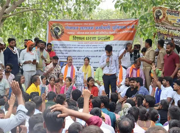 पंचायत सहायकों के वृहद आंदोलन में पहुंची डॉ. पल्लवी पटेल, मांगों का किया समर्थन
