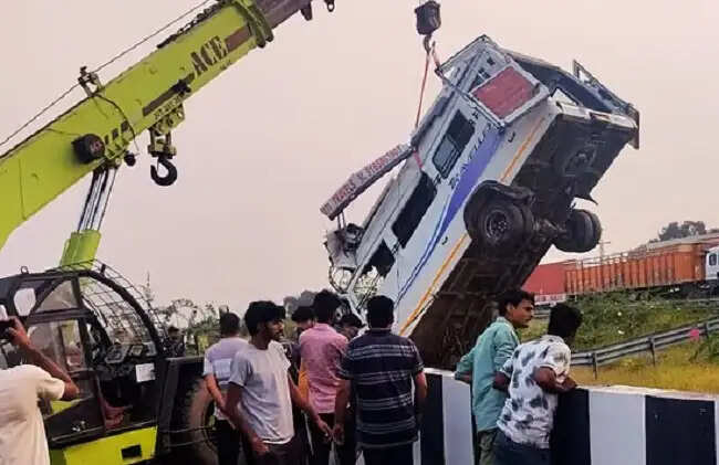 राजस्थान के कोटा में दिल्ली-मुंबई एक्सप्रेसवे पर नाले में गिरी मिनी बस, मप्र के आठ लोगों की मौत