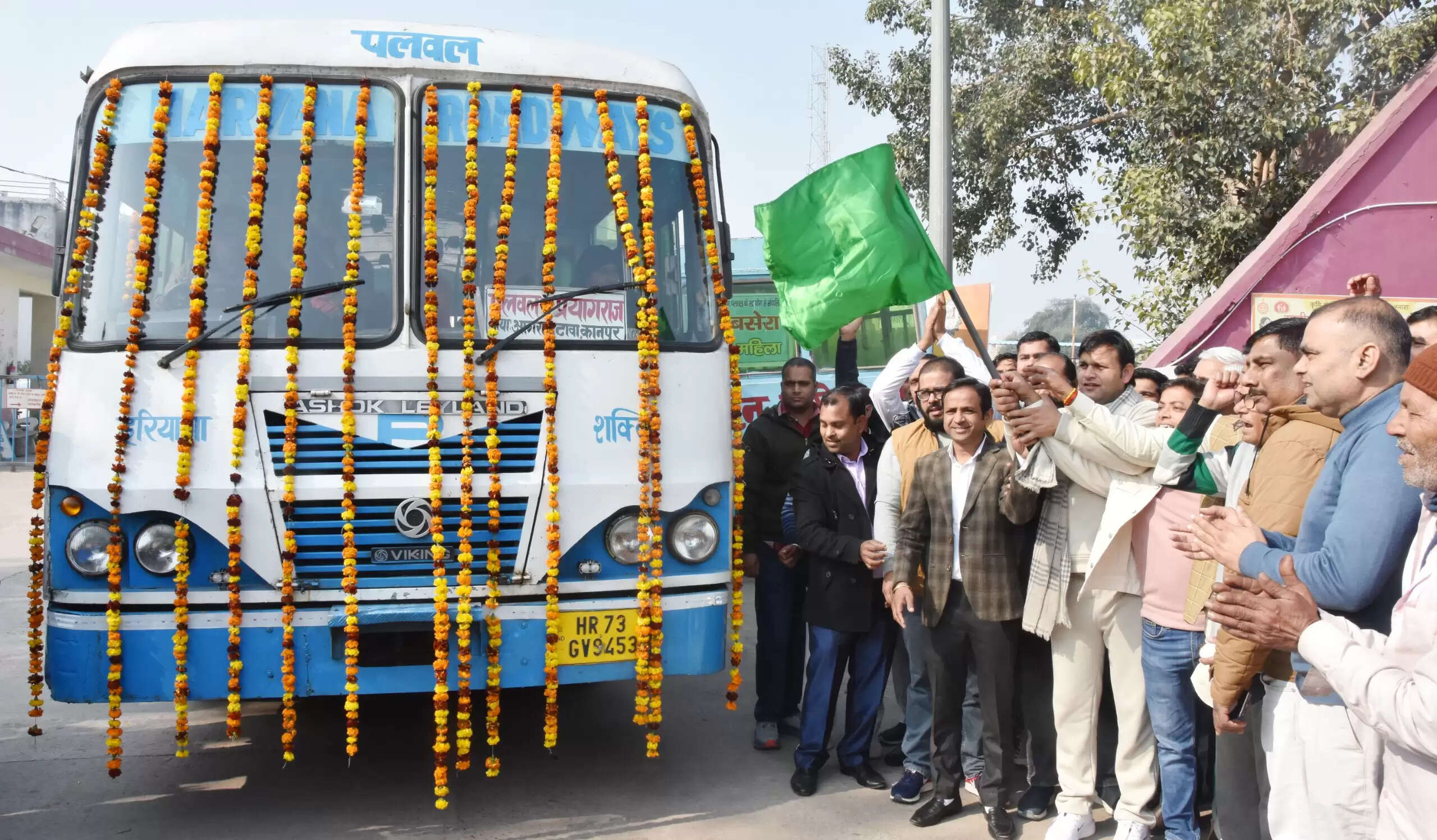 पलवल से प्रयागराज के लिए चली स्पेशल बस,खेल मंत्री ने किया रवाना