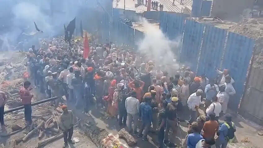 वाराणसी के मणिकर्णिकाघाट पर जलती चिताओं के बीच खेली गई चिता भस्म की होली