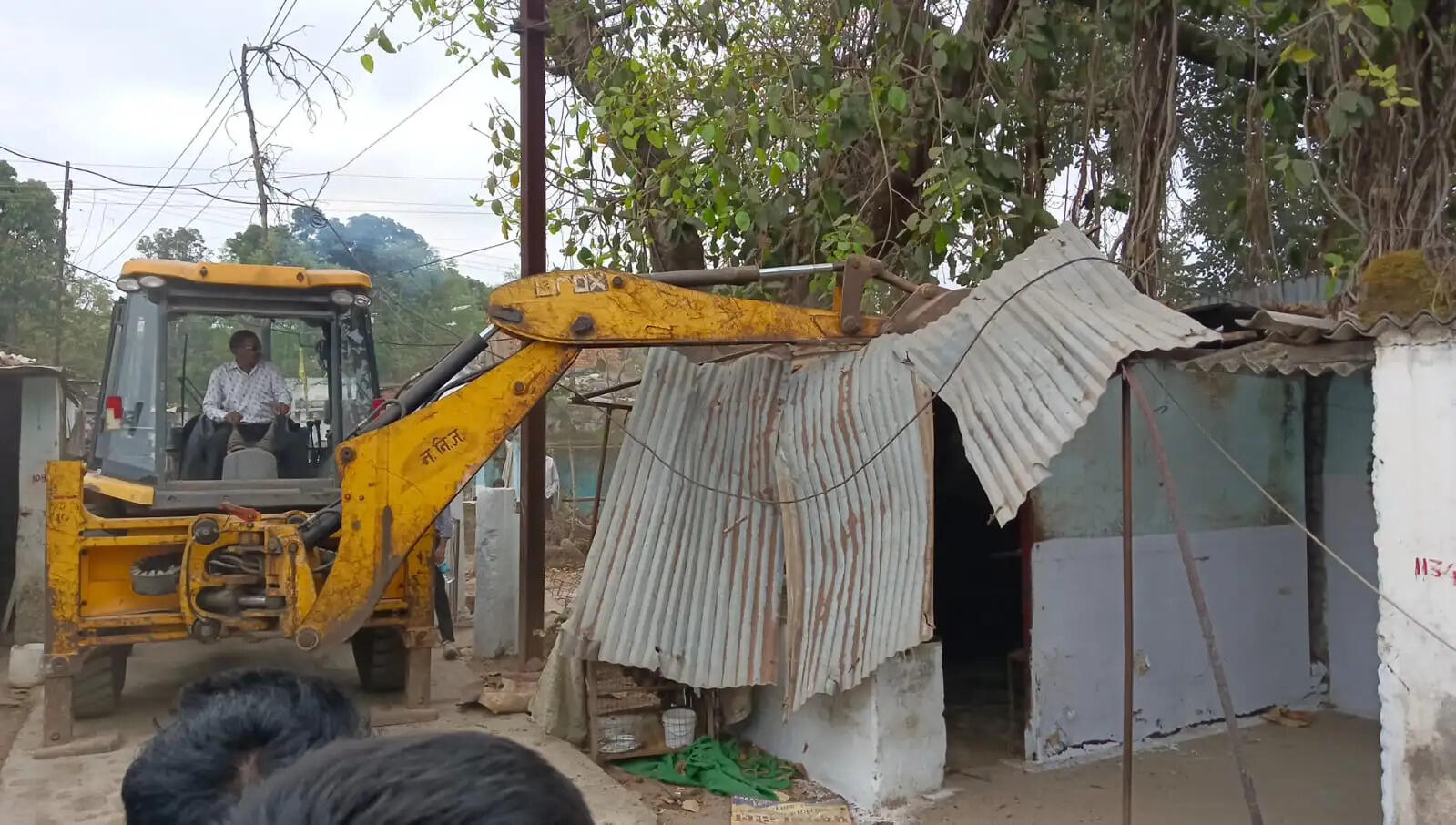 जबलपुर में हत्या के आरोपी के अवैध निर्माण पर चला बुलडोजर, छह आरोपी गिरफ्तार