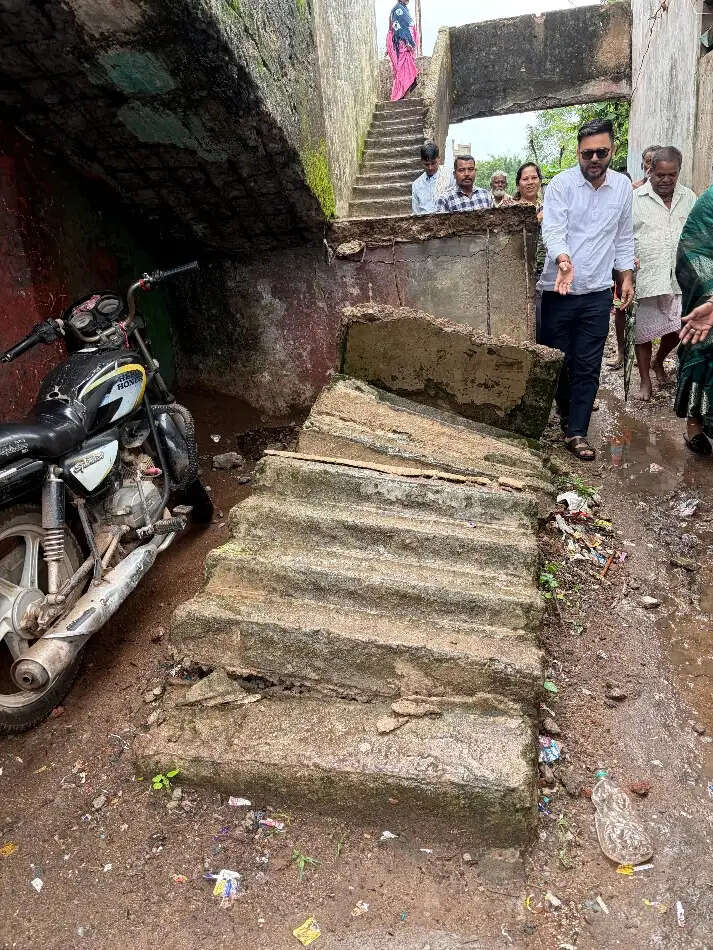 कांग्रेस के निरीक्षण में उजागर हुई अटल आवास की बदहाली, गिरी सीढ़ियां