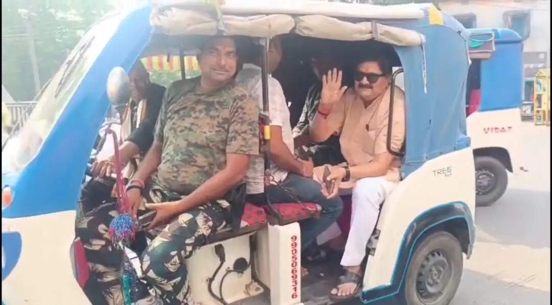 प्रधानमंत्री की अपील का असर : विधायक राज सिन्हा टोटो से पहुंचे कार्यक्रम में