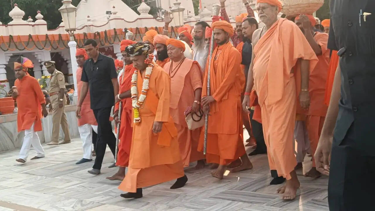 दिव्य आभा के साथ निकली गोरक्षपीठाधीश्वर की विजयादशमी शोभायात्रा