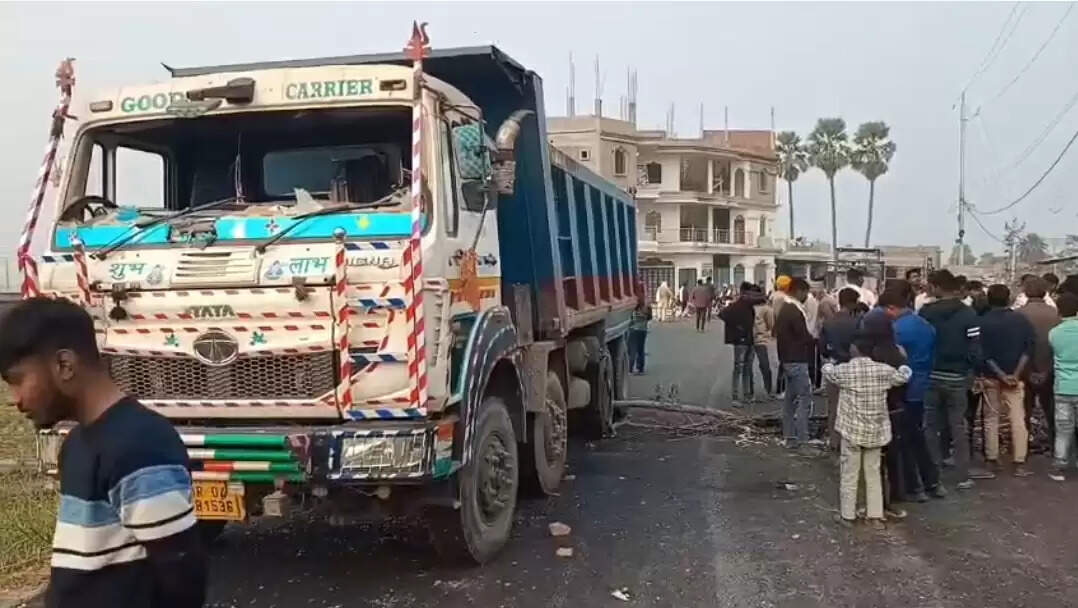 छपरा में सड़क निर्माण में लगे हाईवा ने महिला को रौंदा