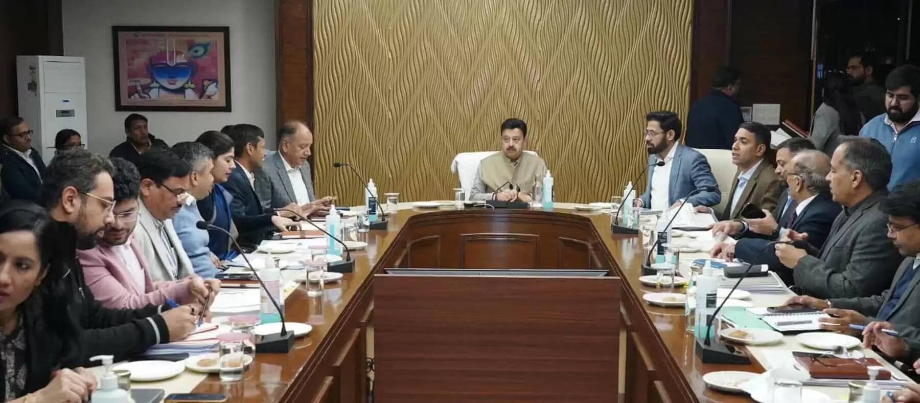 गुरुग्राम: विकास परियोजनाओं को लेकर आपसी समन्वय से कार्य करें सभी विभाग: राव नरबीर सिंह