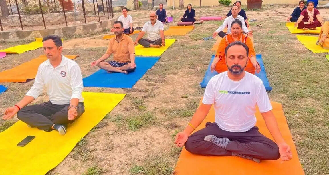 हीरानगर उप जिला अस्पताल में योग 365 अभियान के तहत भव्य योग शिविर का आयोजन