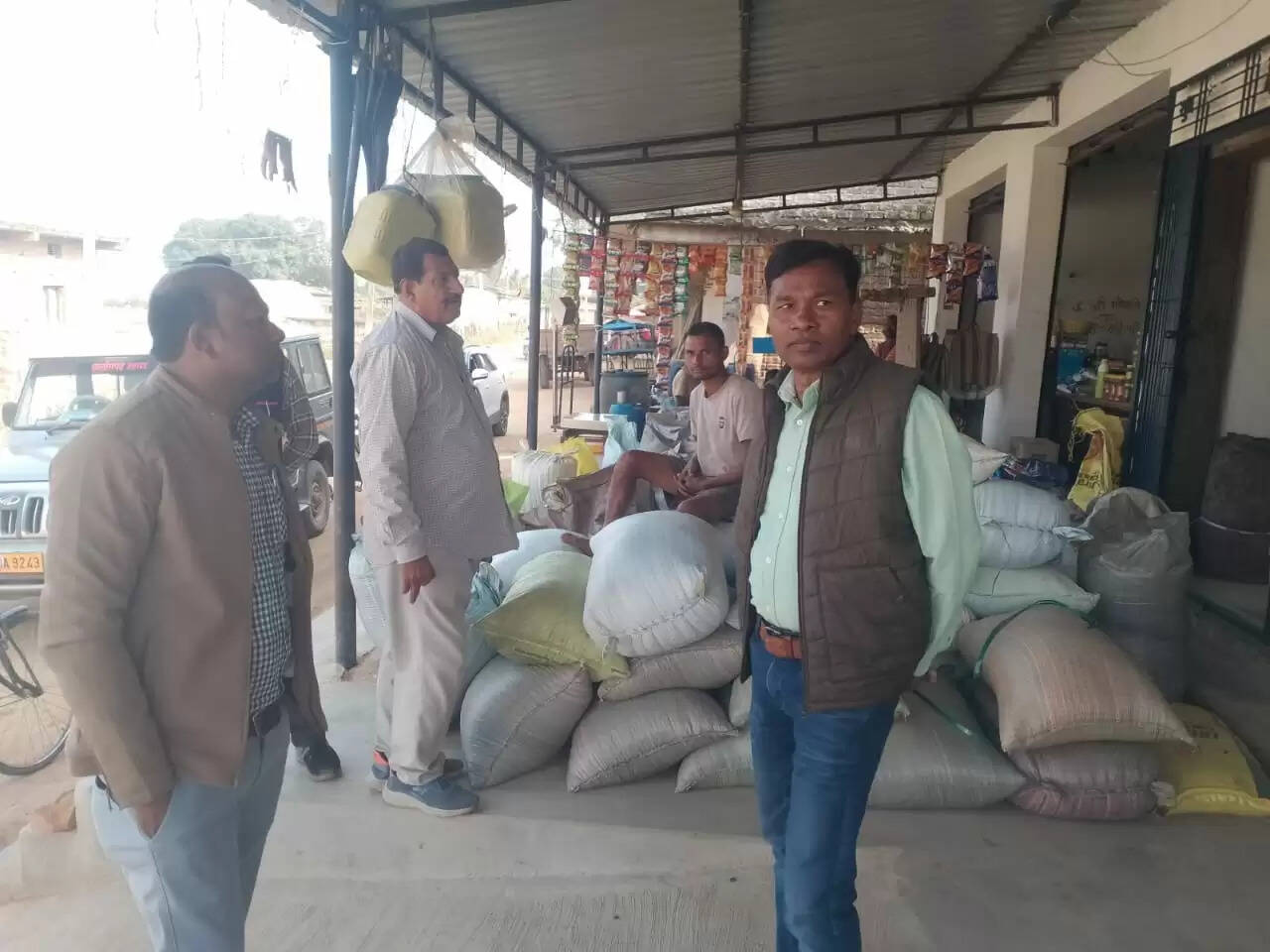 अंबिकापुर: किराना दुकान से 200 बोरी अवैध धान जब्त