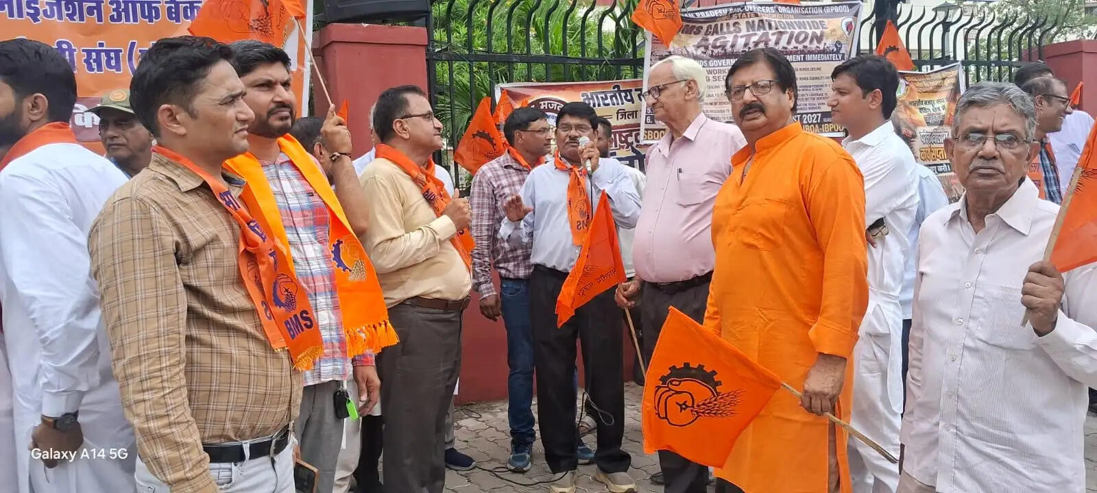 मांगों को लेकर सड़कों पर उतरे हजारों श्रमिक