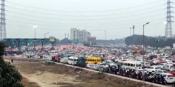 गुरुग्राम-दिल्ली बॉर्डर के सरहोल टोल पर रहा लंबा जाम