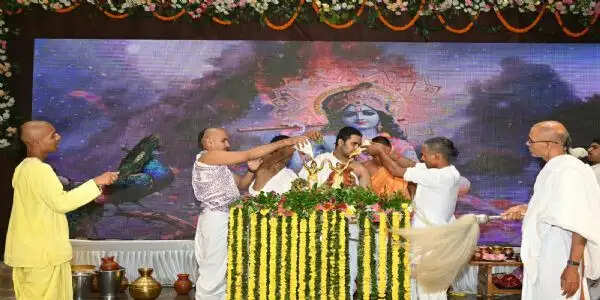 दिव्य महाभिषेक और 108 प्रकार के भोग से मना श्रीकृष्ण जन्मोत्सव, हजारों श्रद्धालुओं ने किए कान्हा के दर्शन