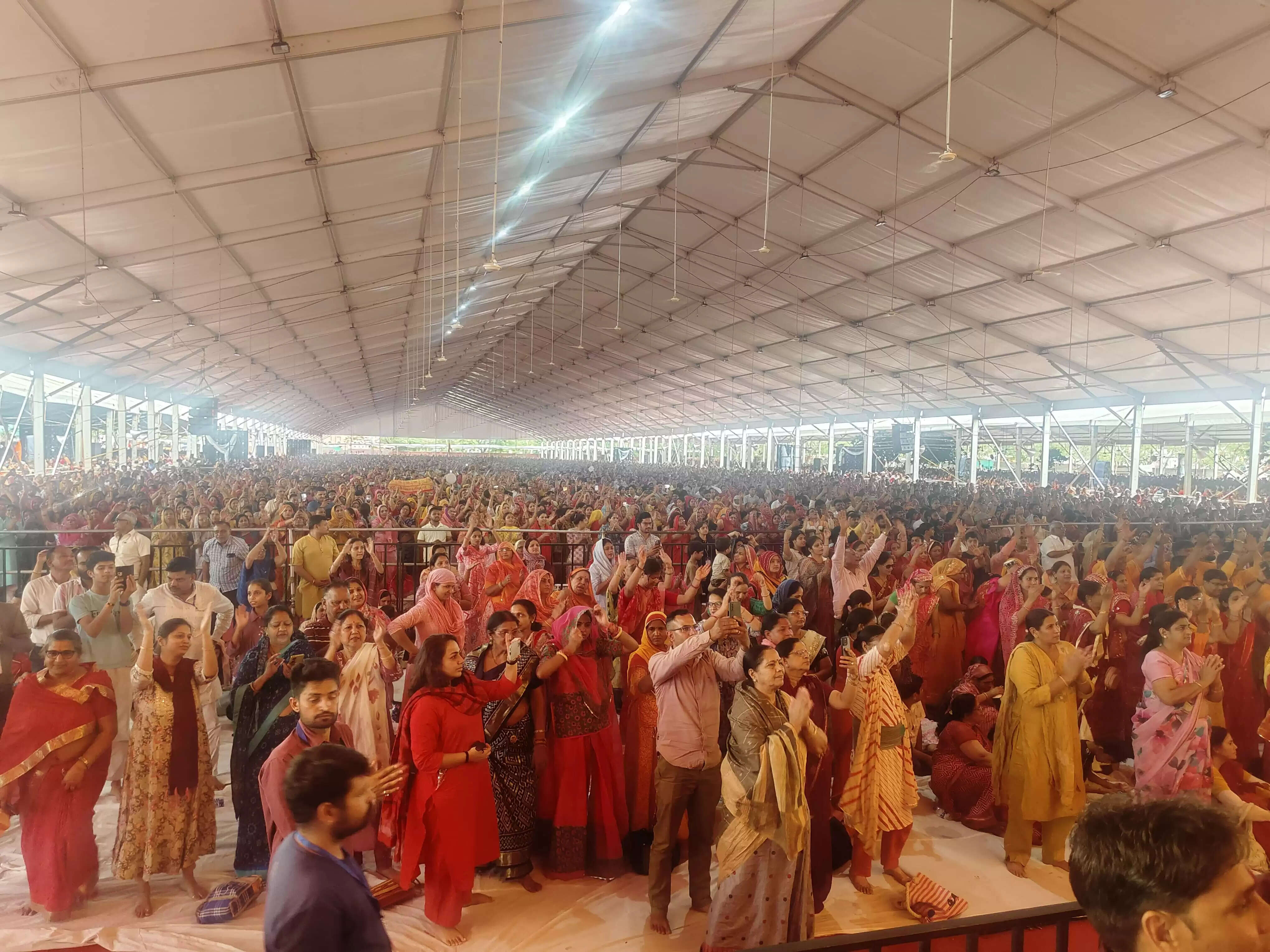 कथावाचक प्रदीप मिश्रा ने युवाओं को सजग रहने की दी सलाह