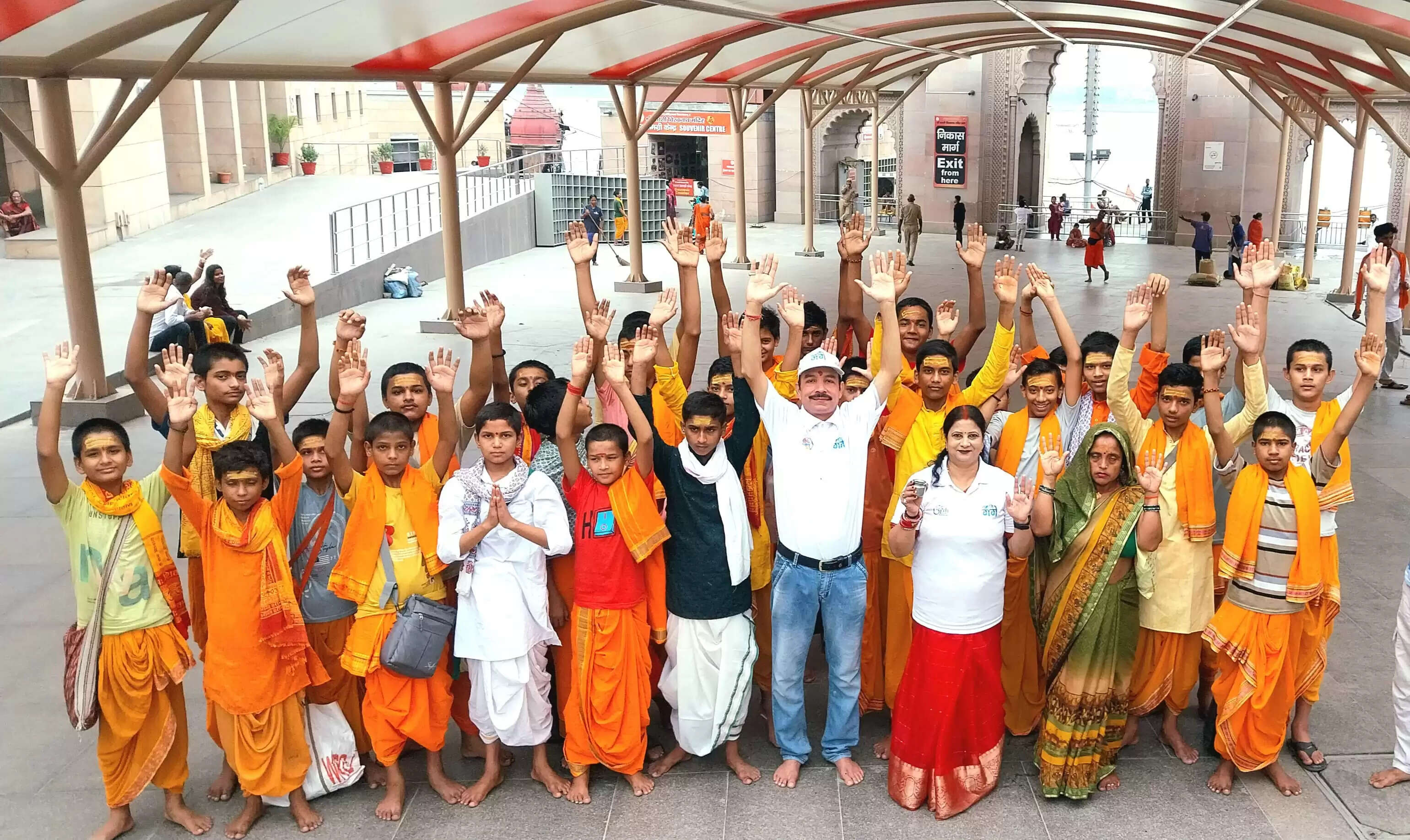 सावन माह के पहले दिन गंगा द्वार से विश्वनाथ धाम तक किया शिवार्चन, शिव पंचाक्षर मंत्र की गूंज