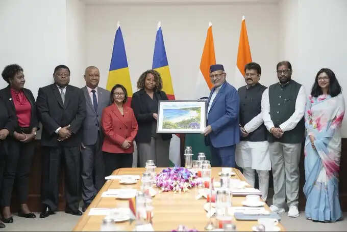उपराष्ट्रपति ने सेशेल्स के संसदीय प्रतिनिधिमंडल से समुद्री सुरक्षा और एआई सहयोग पर की चर्चा