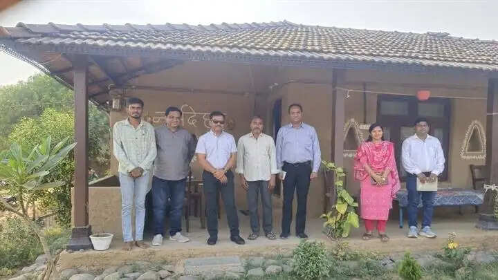 खरगोनः ग्रामीण पर्यटन को मिला नया आयाम, कमिश्नर ने किया “द बोट विलेज” बोथू के शिवाकाशी होम स्टे का निरीक्षण