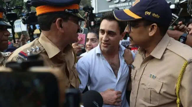बॉम्बे हाई कोर्ट ने इमरान खान के भारत छोडऩे के नोटिस पर 2 नवंबर तक लगाई रोक