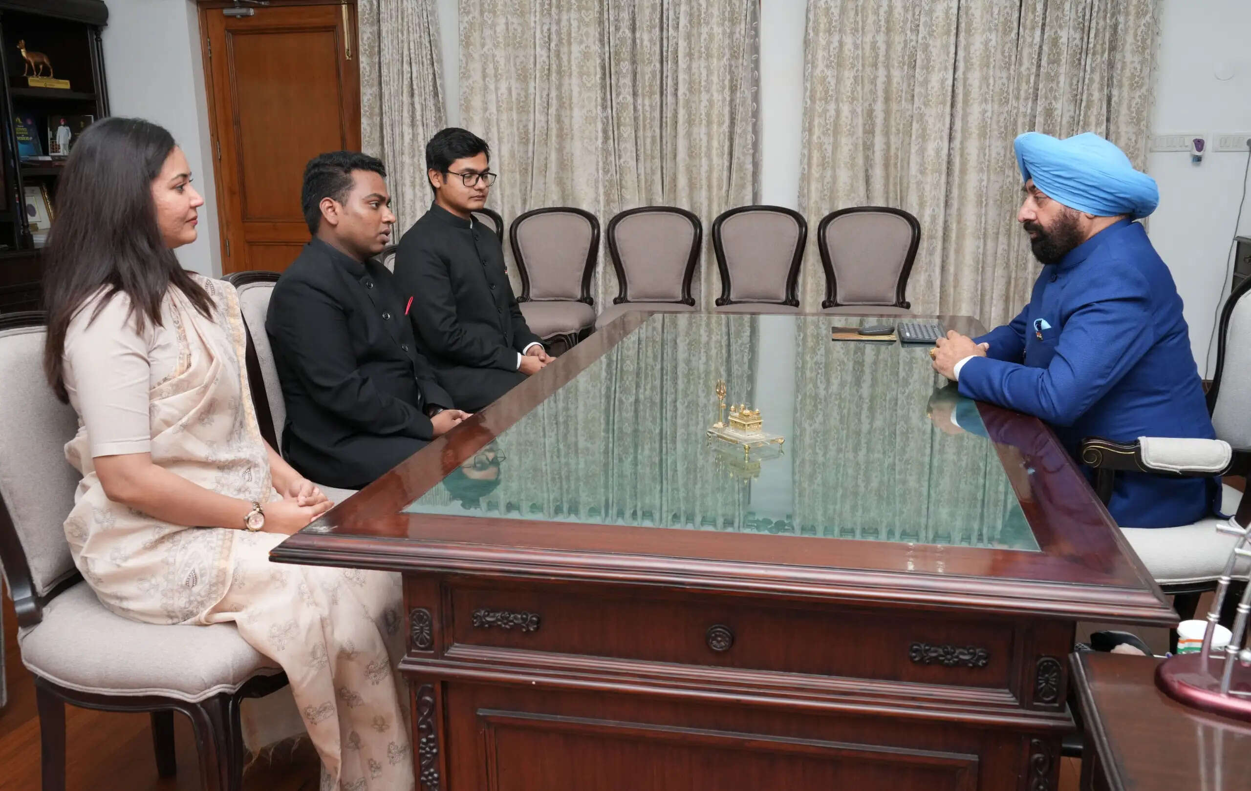 राज्यपाल से आईएएस प्रशिक्षु अधिकारियों ने मुलाकात