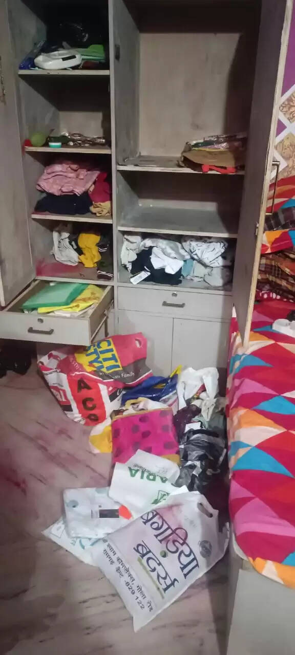 चोरों ने दिन दहाड़े 12 लाख नगद और लाखों के उड़ाए जेवर