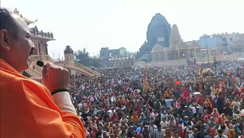 सीहोरः कुबेरेश्वर धाम में उमड़ा आस्था का सैलाब, साल के पहले दिन पहुंचे लाखों श्रद्धालु