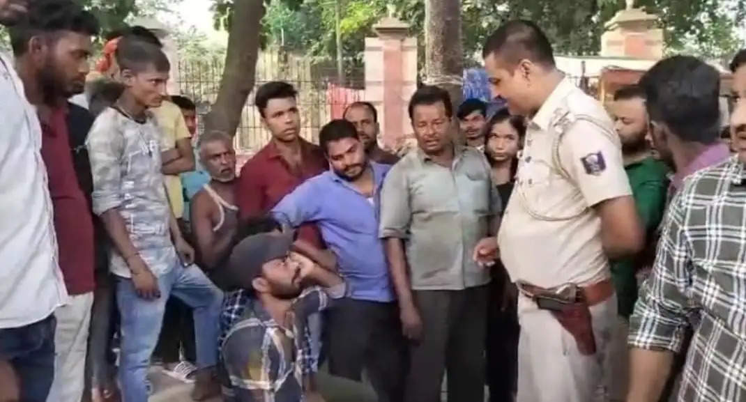 लोगों के हत्थे चढ़े दो चोर किया पुलिस के हवाले