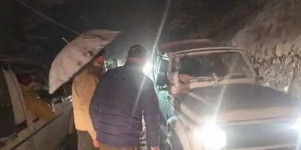 अटल टनल में बर्फबारी, सैंकड़ों वाहन फंसे, कुफरी-नारकंडा की वादियां भी हुईं सफेद