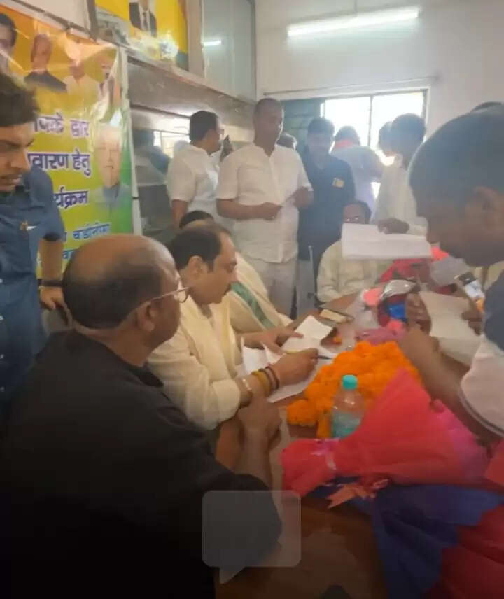 सांसद आपके द्वार कार्यक्रम में विवेक ठाकुर ने निपटाये 100 मामले