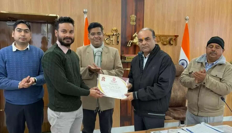 झांसी : शुभम टिंकल सोलंकी बने 'एम्प्लॉई ऑफ द मंथ, डीआरएम ने किया पुरस्कृत