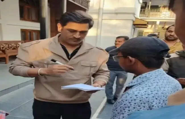 मसूरी की वादियों में सपरिवार पहुंचे महेंद्र सिंह धोनी