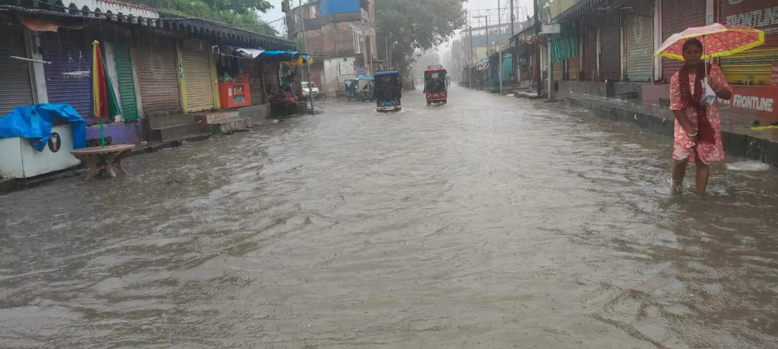 मूसलाधार बारिश से सदर अस्पताल के मुख्य गेट पर जलजमाव, मरीजों की बढ़ी परेशानी