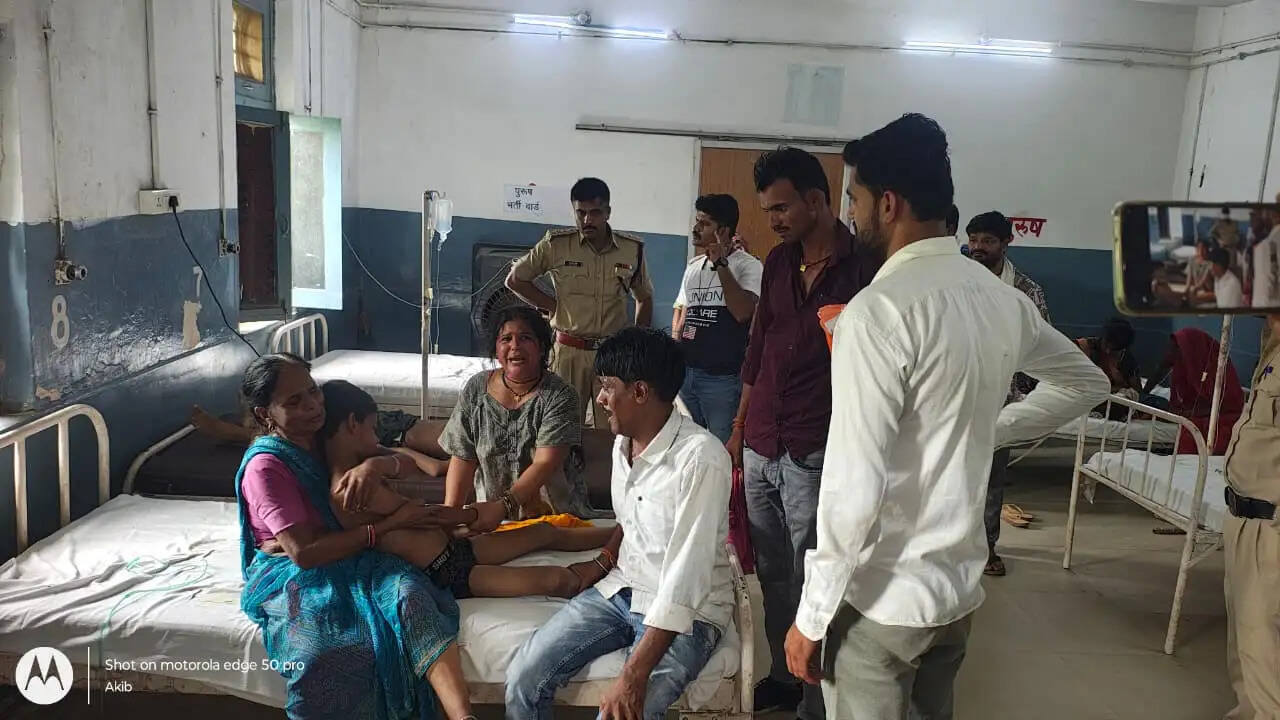 दमोह: पानी से भरे गहरे गड्ढे में डूबने से दो मासूम बच्चों की मौत, सेमरा गांव में पसरा मातम