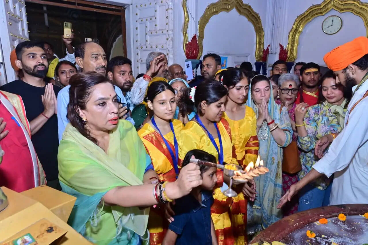 श्री रघुनाथ मंदिर में हुई भव्य संध्या आरती, अमरनाथ यात्रियों की मंगल यात्रा के लिए की गई विशेष प्रार्थना