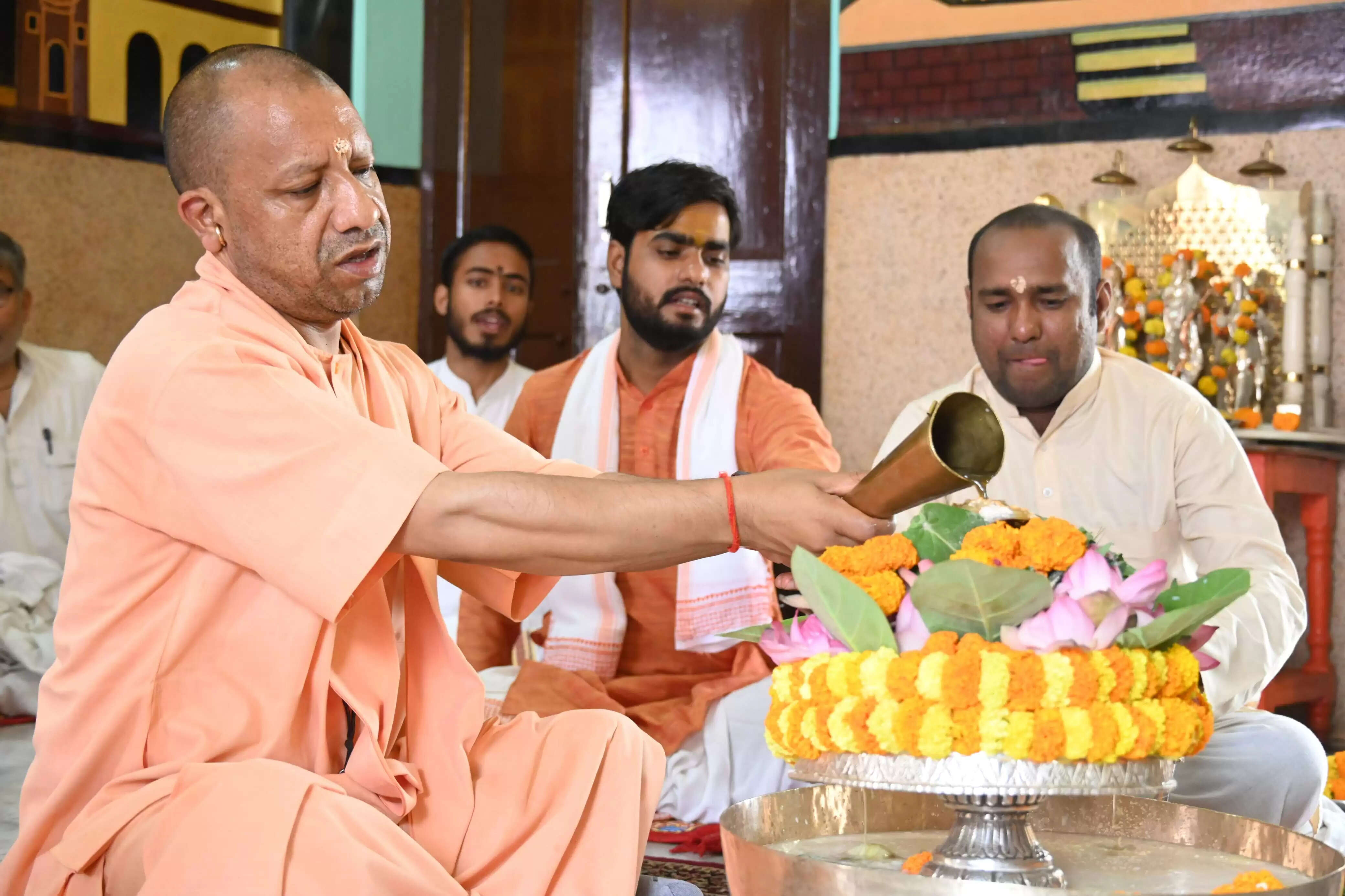 रुद्राभिषेक कर मुख्यमंत्री योगी ने की चराचर जगत के कल्याण की कामना