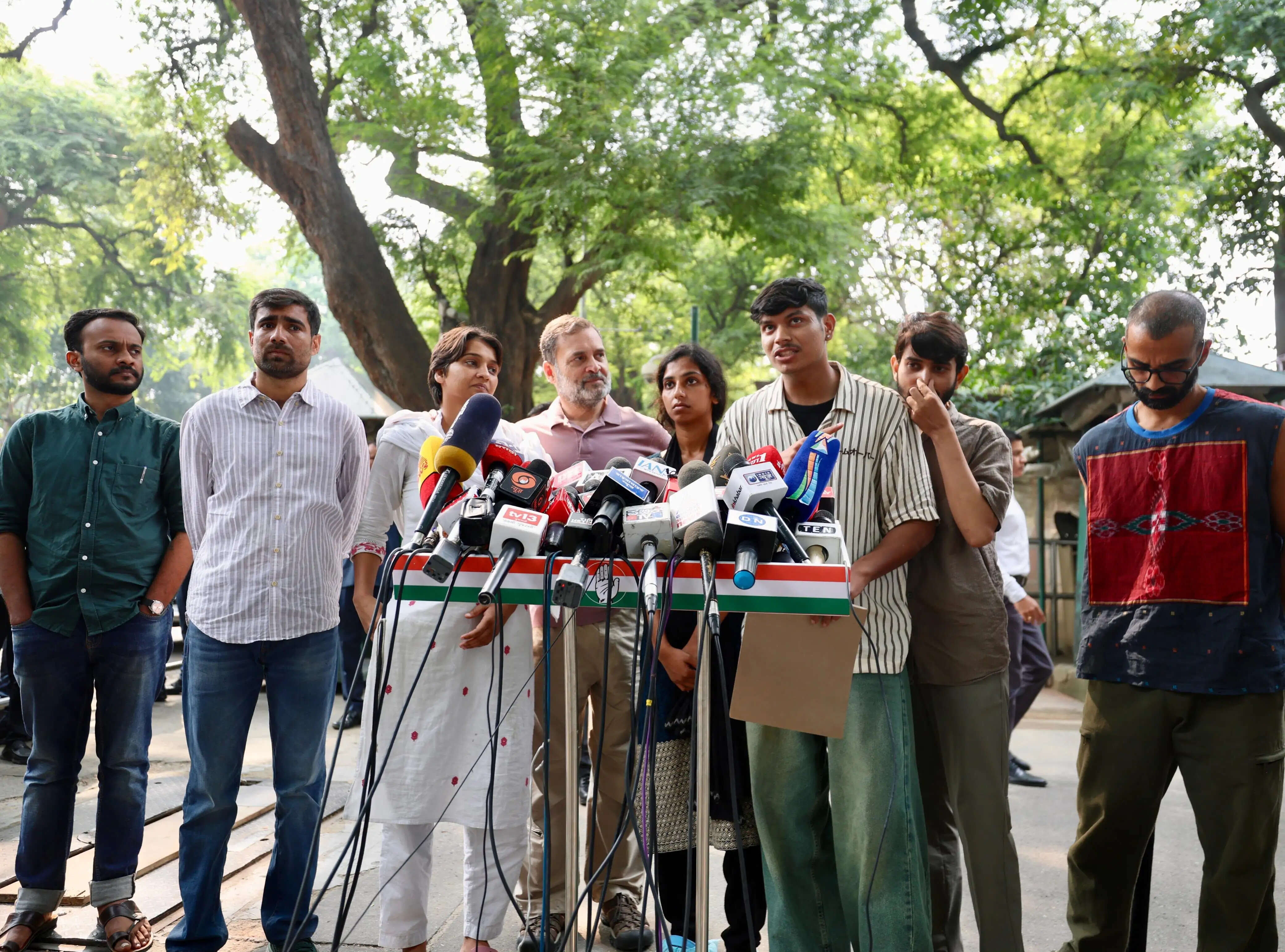 पुलिस हिरासत में छात्रों से मारपीट के आरोप, राहुल गांधी ने पेश किए प्रदर्शनकारी