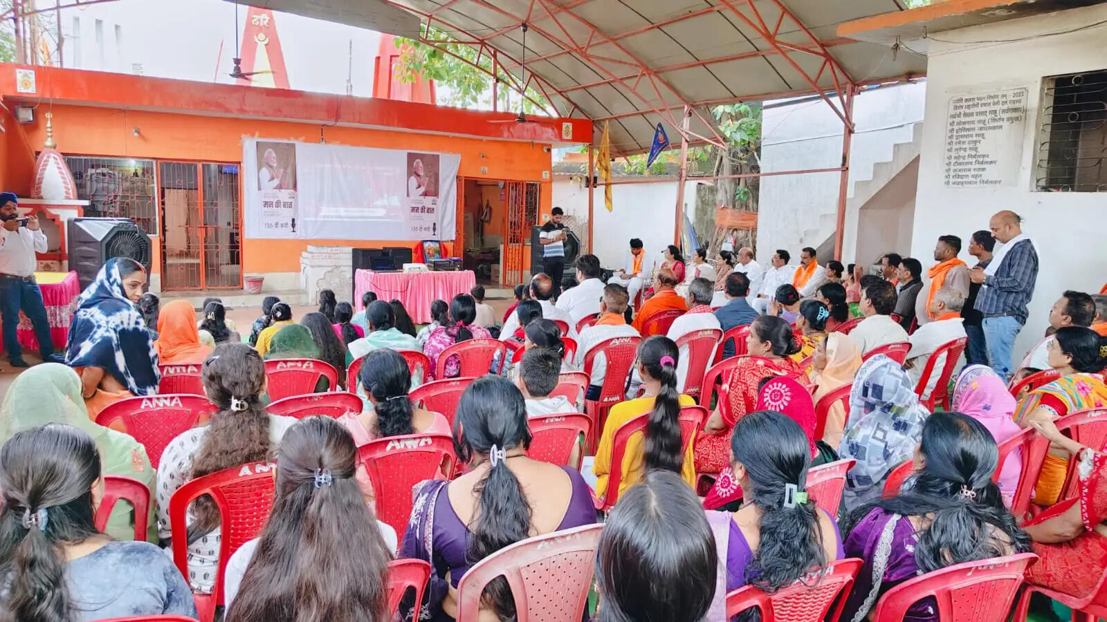'मन की बात' का भव्य आयोजन, 135वीं कड़ी सुनने उमड़े युवा और महिलाएं