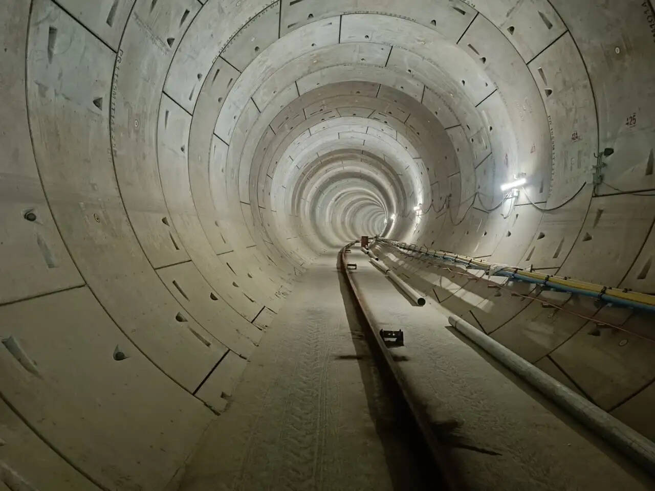 कानपुर मेट्रो कॉरिडोर-2 में अंडरग्राउंड ट्रैक बिछाने की हुई शुरुआत : सुशील कुमार