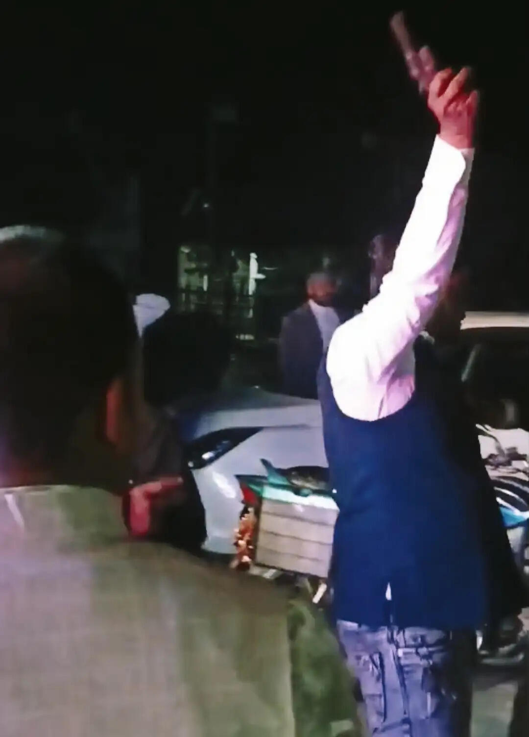 भोजपुरी गाने पर कट्टा लहरा कर डांस करते हुए वीडियो वायरल,पुलिस जांच में जुटी