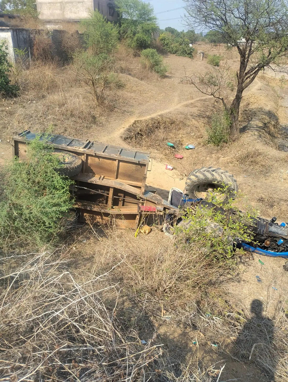 कोरबा में रेत से भरा ट्रैक्टर पलटा, एक युवक की मौत, दो गंभीर