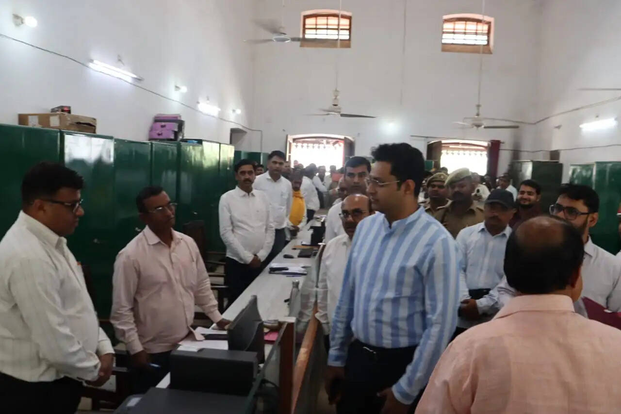 जिलाधिकारी ने कलेक्ट्रेट का किया निरीक्षण, गंदगी पर जतायी नाराजगी