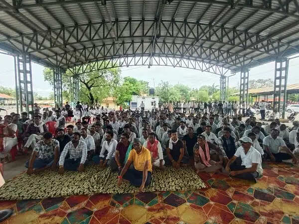 हरदा में मूंग खरीदी को लेकर किसानों का अनिश्चितकालीन धरना शुरू, खरीदी सीमा बढ़ाने की मांग