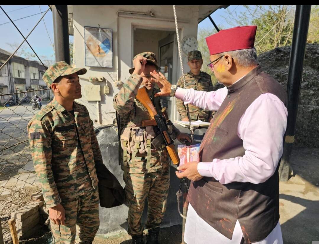 गणेश जोशी ने सेना के जवानों संग होली खेली