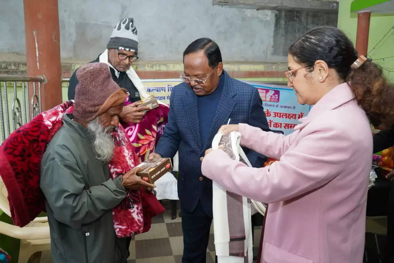 कोरिया: प्रभारी मंत्री ने बुजुर्गों से किया संवाद, स्वास्थ्य से लेकर दैनिक दिनचर्या तक की ली जानकारी