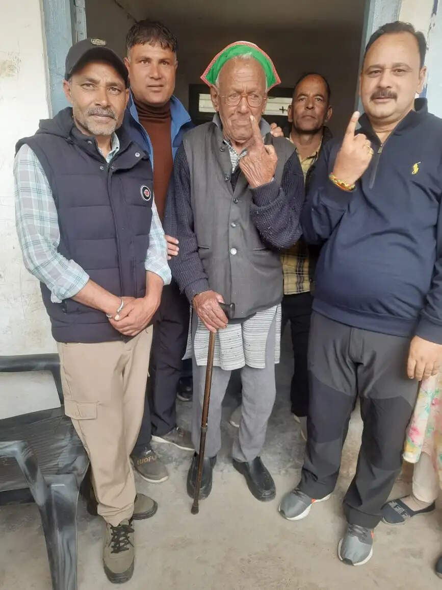 हिमाचल पंचायत चुनाव : बारिश के बीच मतदान में तेजी, दोपहर एक बजे तक 56 फीसदी वोटिंग, शतकवीर मतदाताओं ने भी डाला वोट