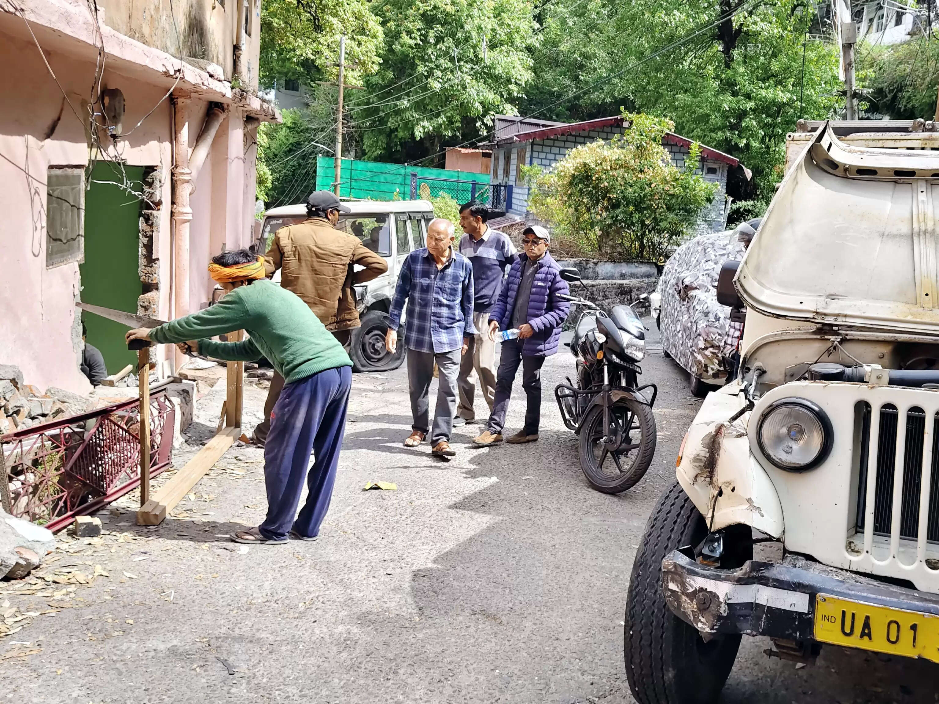 तल्लीताल में पिकअप के ब्रेक फेल, वाहन मकान में घुसा