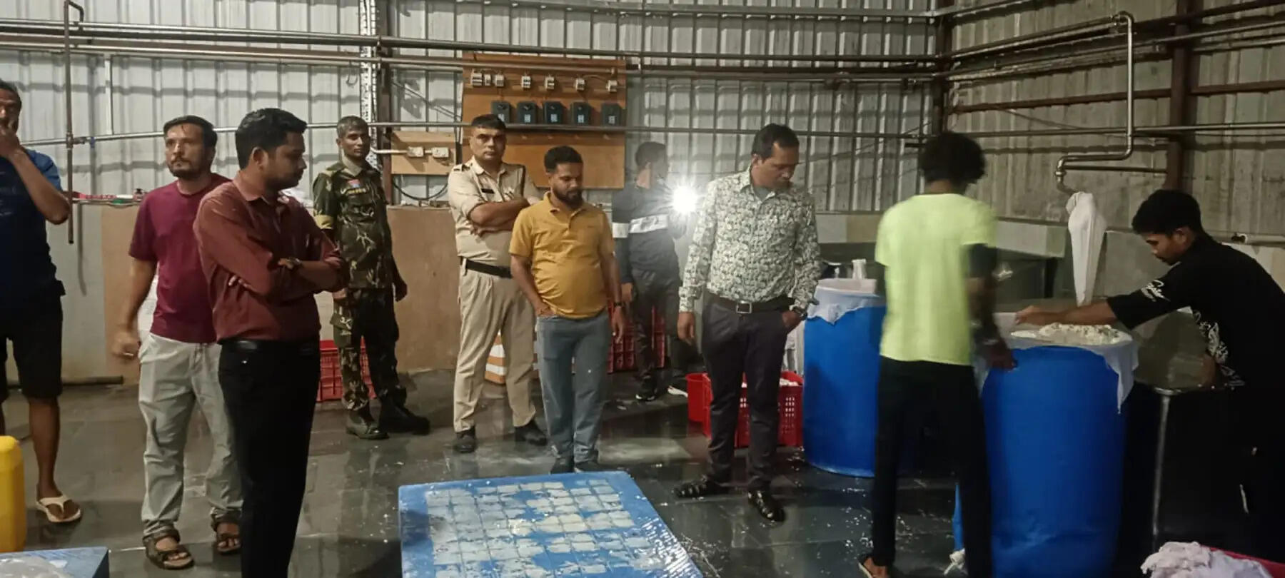 वैद्य फूड में आधी रात राजस्व, खाद्य औषधि एवं पुलिस की संयुक्त&nbsp;&nbsp;दबिश, 200 किलो पनीर जब्त