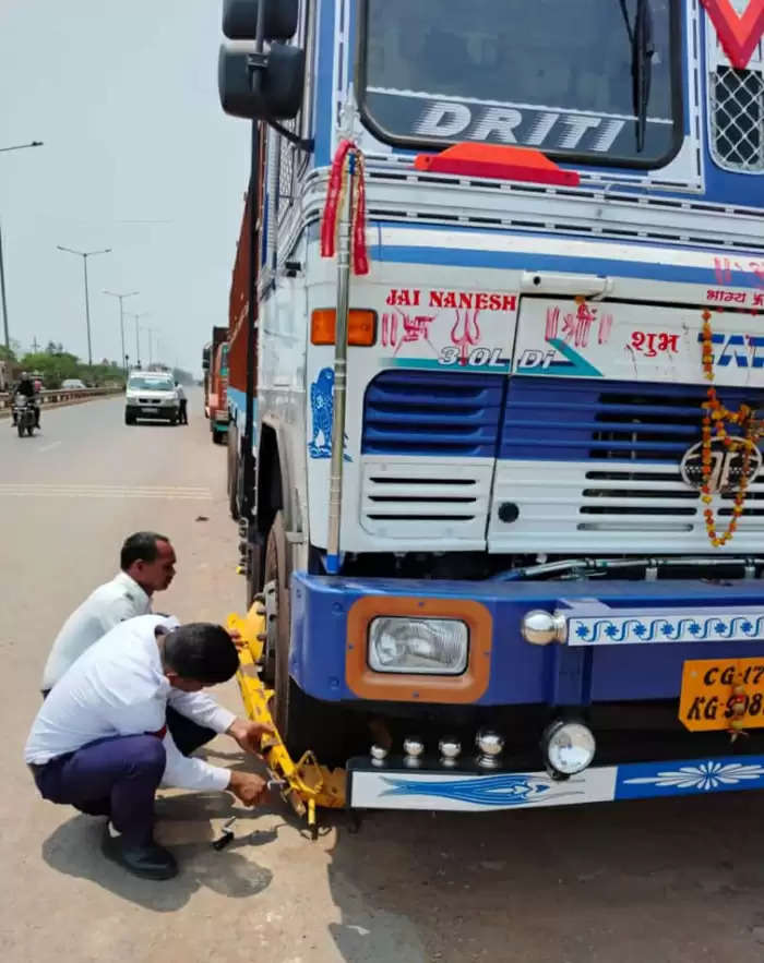 जगदलपुर-अवैध पार्किंग करने वाले 35 वाहनों पर व्हील लॉक लगाकर की गई कार्रवाई