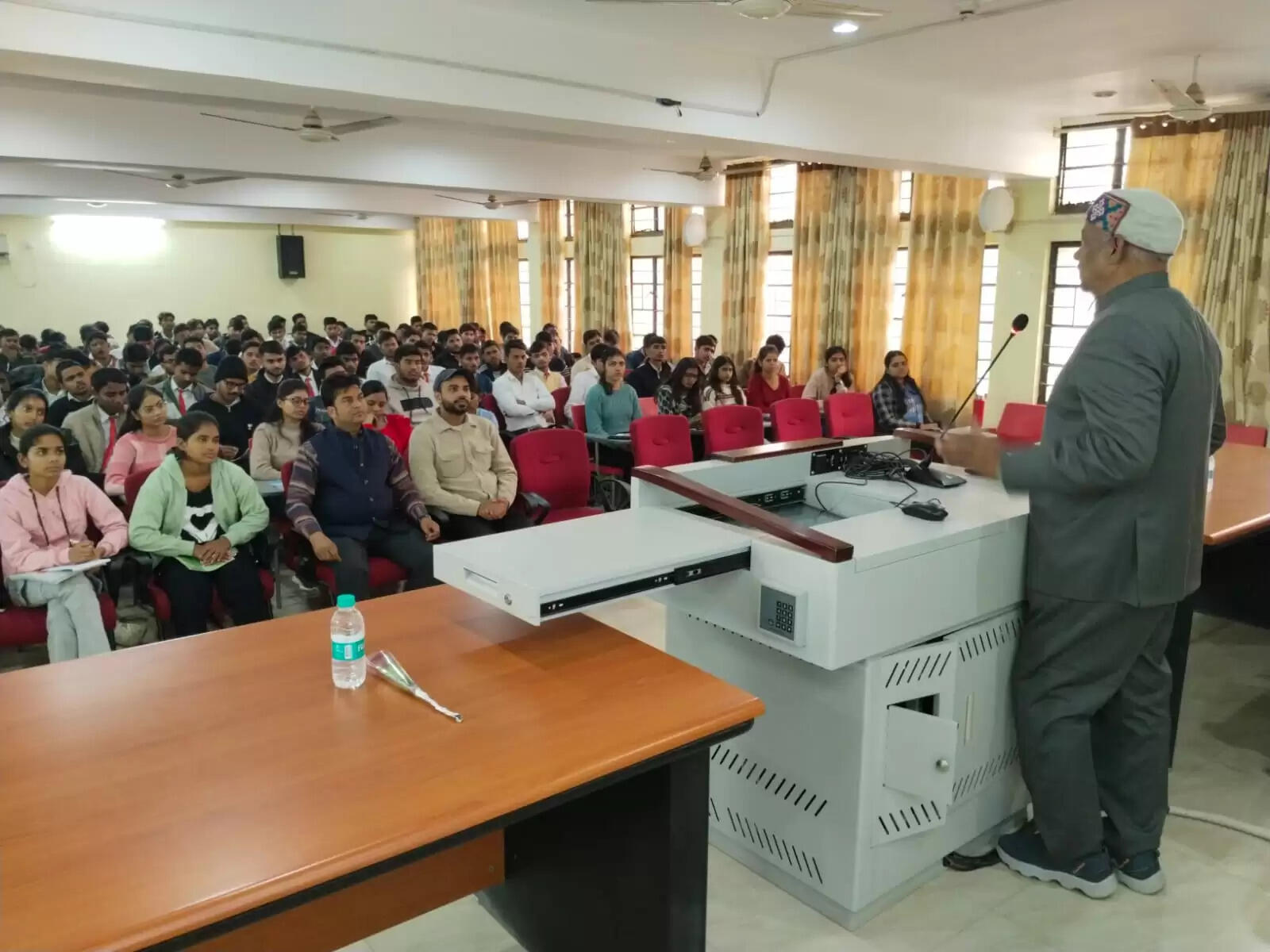 सीएसए के दीक्षारंभ में छात्रों को दी गई नियमों एवं अनुशासन की जानकारी