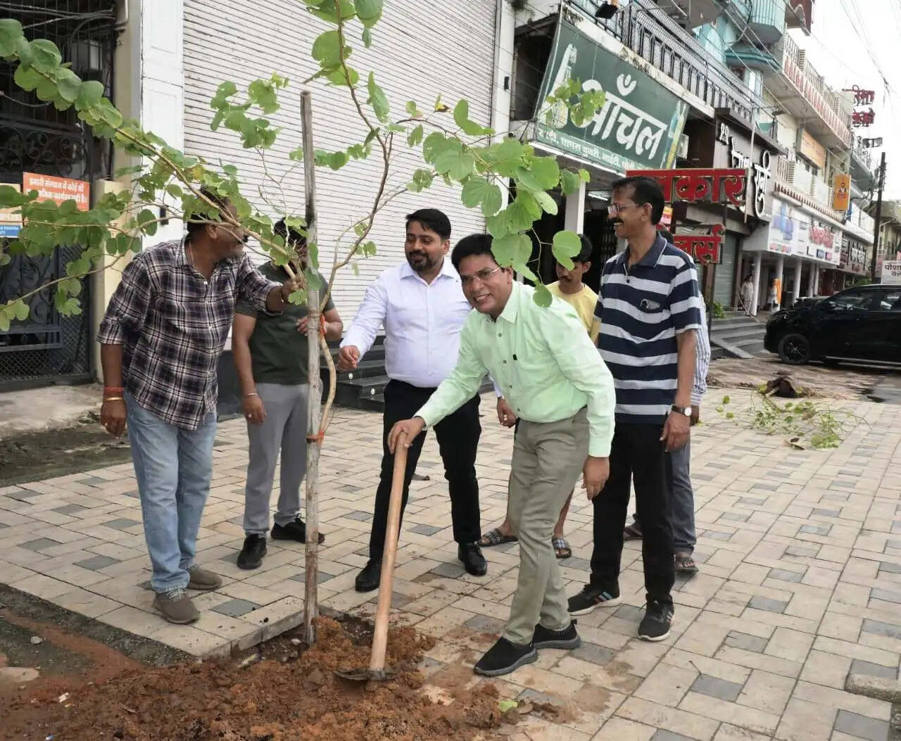 ‘एक पेड़ मां के नाम’ अभियान के तहत कोरबा में वृक्षारोपण, निहारिका टॉकीज से घंटाघर मार्ग हुआ हरित